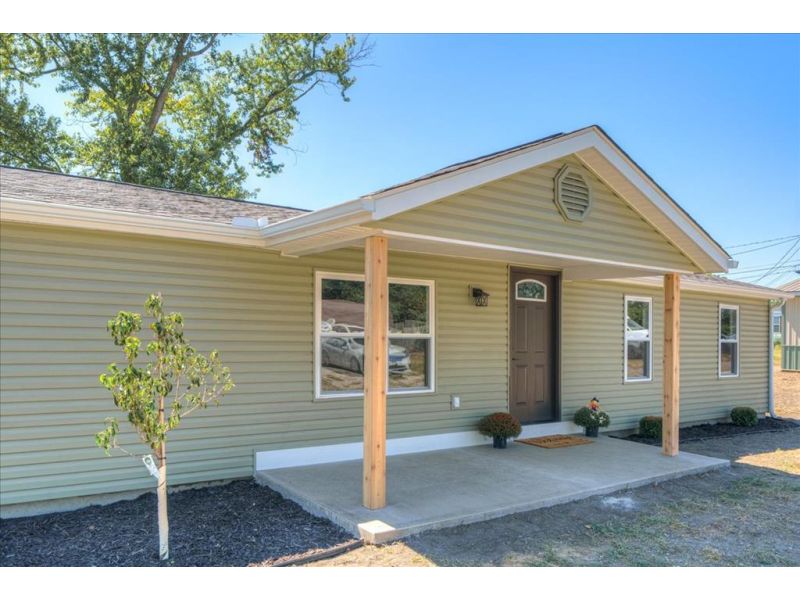 819 Clinton Street Circleville OH 43113 Residential